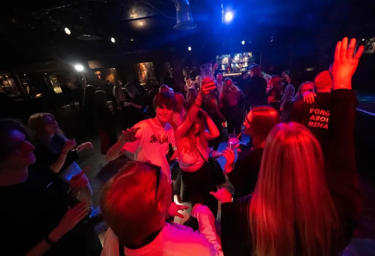 Los jóvenes celebran en la pista de baile del club nocturno KB en Malmoe, Suecia, después de la medianoche del 9 de febrero de 2022.