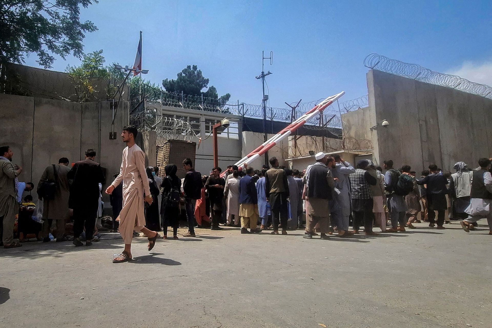 Gran cantidad de personas aguardan en la puerta de la embajada de Irán