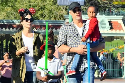 Sandra Bullock con su novio y sus dos hijos, Louis y Laila