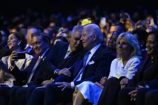 Biden, sentado junto al presidente de Colombia, Iván Duque
