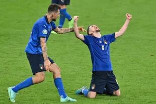 Jorginho celebra con el alma un gol de Italia, acompañado por Francesco Acerbi; nació en Brasil, pero juega para el gigante europeo (Photo by JUSTIN TALLIS / POOL / AFP)