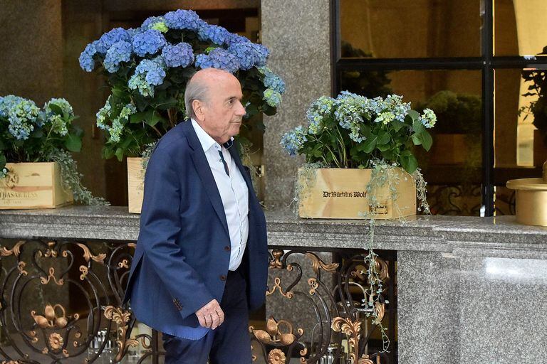 Joseph Blatter, dejando el hotel en Moscú