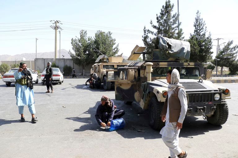 Combatientes talibanes montan guardia ante el aeropuerto tras los ataques mortales del jueves, en Kabul, Afganistán