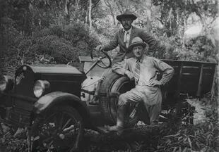 Bourquin delante de Enrique Bucher en la selva misionera, posiblemente cerca de Puerto Gisela, ca. 1925
