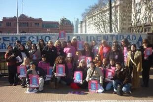 Un grupo de activistas trans frente a la Casa Rosada