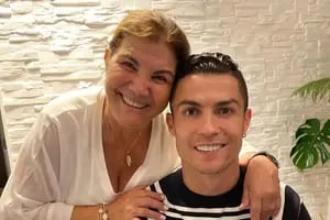 El impresionante regalo de Cristiano Ronaldo a su mamá: un lujoso Porsche negro