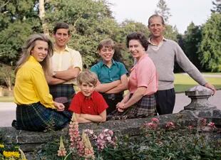 Balmoral, 1972. La Reina y el príncipe Felipe junto a sus cuatro hijos, Carlos, Ana, Andrés y Eduardo. 