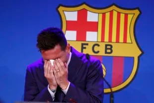 Lionel Messi rompe a llorar al inicio de una rueda de prensa de despedida a su club Barcelona, el domingo 8 de agosto de 2021. 