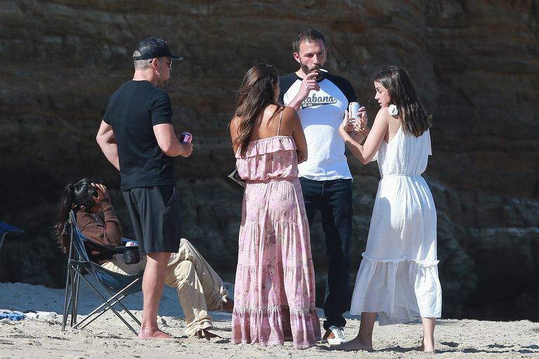 Ben Affleck y Matt Damon disfrutaron de un día de playa junto a sus mujeres