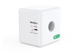 MediBox consta de un pequeño cubo con sensores y mide cuatro parámetros vitales: frecuencia cardíaca, oxigenación en sangre, temperatura corporal y registra auscultación pulmonar. Además, se combina con una app móvil para que el paciente y el médico accedan a los datos obtenidos por el dispositivo