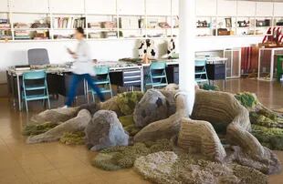 PEQUEÑOS TESOROS. En su taller de Olivos, la artista textil atesora parte de sus obras que recorrieron el mundo, como las raíces del Ombú, o pequeños témpanos en lana que interpretan al Glaciar Perio Moreno
