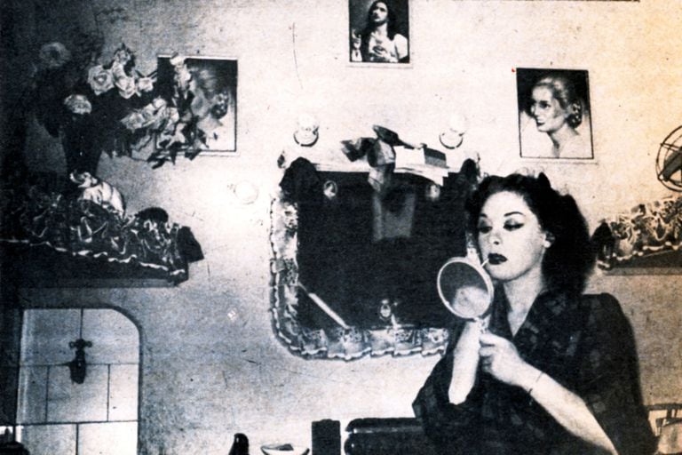 Una imagen de Navarro en su camarín, acompañada por una estampa de Jesucristo y dos de Eva Perón