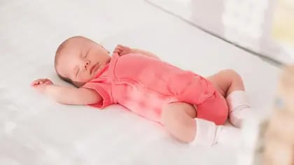 Los bebés, en cambio, duermen mayormente sobre la espalda porque se los pone así en la cuna por razones de seguridad