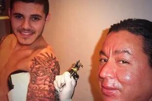 Mauro con su tatuador