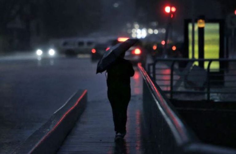 Tras las tormentas intensas en Ciudad y el Gran Buenos Aires más de 80 mil usuarios se quedaron sin luz
