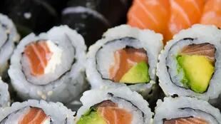 La moda del sushi aumentó considerablemente el consumo de pescado pero con el salmón como monopolio. La especie exótica introducida por empresas noruegas en Chile y producida de manera industrial es figurita repetida en las cartas de toda Argentina.