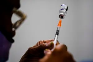 Vacunas bivariantes contra la Covid-19: cuáles son, cuándo llegan y quiénes podrán aplicarse las dosis en el país