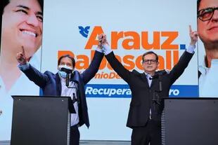Andrés Arauz, a la izquierda, el exdelfín de Rafael Correa que busca la presidencia de Ecuador, junto a su compañero de fórmula Carlos Rabascall