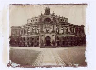 La ópera estatal de Dresde fue destruida en 1945. En 1977, y sin apoyo financiero del gobierno, los ciudadanos emprendieron su
reconstrucción
