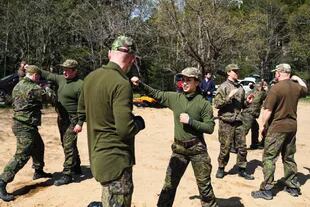Miembros de la MPK, la Asociación de Entrenamiento de Defensa Nacional de Finlandia, asisten a un entrenamiento en la base militar de Santahamina 