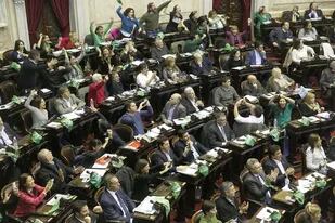 El festejo de los diputados que votaron a favor de la despenalización tras la media sanción