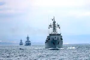 Rusia afirma haber advertido con munición de guerra a un barco británico en el Mar Negro