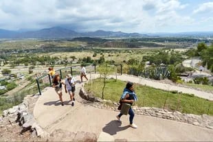 Turistas que aprevecharon el Previaje recorren el Parque General San Martín y el Cerro de la Gloria en Mendoza (Foto: Marcelo Aguilar/LA NACION)