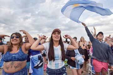 Festejos en Mar del Plata por el triunfo de la Selección Argentina frente al equipo de los Países Bajos