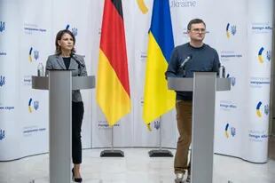 10/09/2022 The Minister of Foreign Affairs of Germany, Annalena Baerbock, and her counterpart in Ukraine, Dimitro Kuleba, in Kiev. delivery of artillery tanks and munitions to Kiev.  POLITICA EUROPA INTERNACIONAL UKRAINIA MINISTRY OF FOREIGN AFFAIRS OF UKRAINE