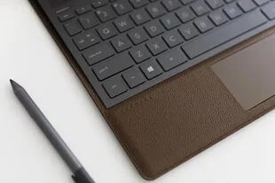 La HP Spectre Folio tiene un teclado convencional de aluminio, touchpad de vidrio y es compatible con lápices para escribir en pantalla