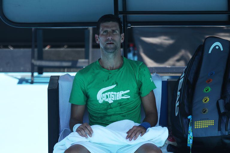 Novak Djokovic no deja de luchar para quedarse en Australia; ya llegó al sorteo... ¿llegará al torneo?