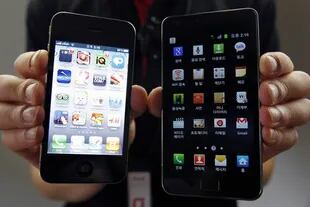 Un iPhone y un Galaxy SII en Corea del Sur. Tanto Apple como Samsung mantienen una fuerte disputa judicial con acusaciones mutuas por el uso indebido de patentes