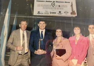 Daniel Ricart junto a su familia cuando recibió el premio de Joven Sobresaliente
