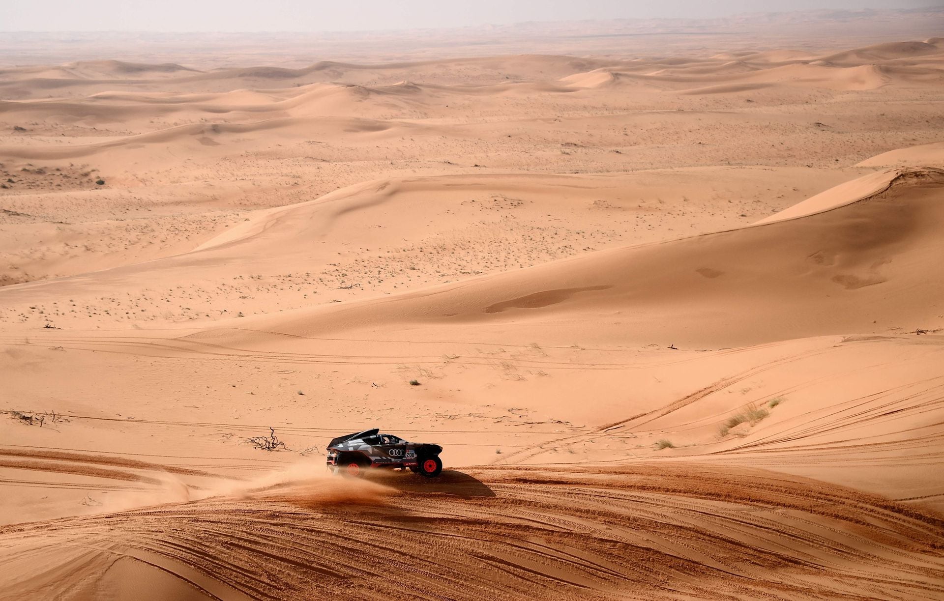 El piloto francés Stephane Peterhansel, y su copiloto Edouard Boulanger de Francia compiten con un Audi eléctrico durante la etapa 3 del Rally Dakar 2022 entre las áreas saudíes de al-Artawiya y al-Qaysumah, el 4 de enero de 2022.