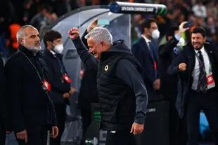 José Mourinho rompió en llanto en la semifinal de la Conference League; está ante las puertas de su quinto título internacional
