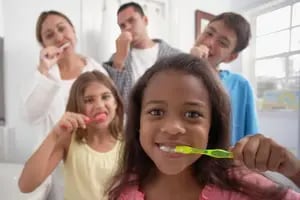 Cuál es la mejor manera de cepillarse los dientes (y por qué la mayoría lo hacemos mal)