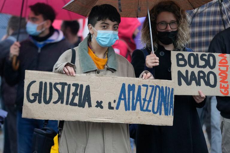 Defensores del medioambiente levantan la voz con carteles contra Bolsonaro