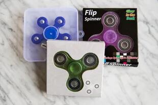 Para otros educadores, los fidget spinner facilitan el aprendizaje de algunos niños