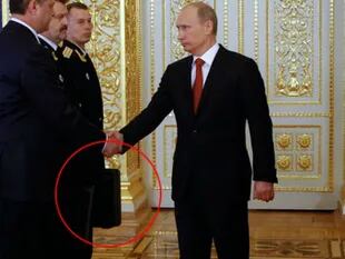 En la ceremonia de asunción de 2012, Putin recibe el famoso cheguet 