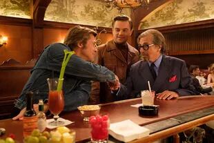 Pitt (Cliff Booth), DiCaprio (Rick Dalton) y Pacino (Marvin Schwaz), en una escena de Había una vez... en Hollywood