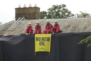 Activistas tapan la mansión del primer ministro británico con una gigantesca tela negra