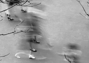 Caminando (1949), de Annemarie Heinrich. La imagen fantasmagórica de unas mujeres caminando como entre la niebla integra en la muestra Simbiología en el Centro Cultura Kirchner