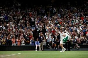 Djokovic marcó un récord en torneos de Grand Slam y Murray se despidió aclamado de La Catedral