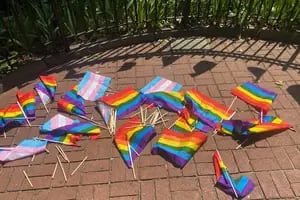 Nueva York amaneció con banderas del orgullo vandalizadas en uno de sus parques