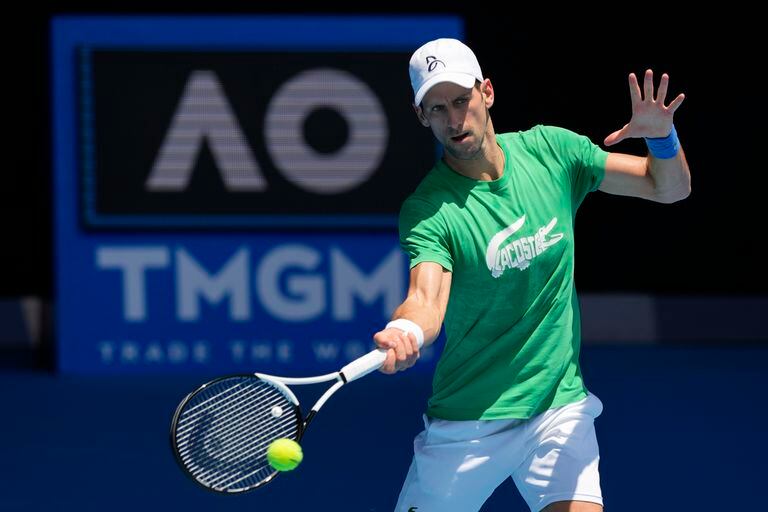 Novak Djokovic, monarca vigente del Abierto de Australia, practica en Melbourne, el jueves 13 de enero de 2022 (AP Foto/Mark Baker)