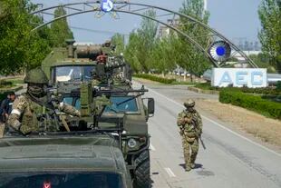 Un convoy militar ruso es visto en la carretera hacia la central nuclear de Zaporiyia, en Enerhodar, en el territorio bajo control militar ruso, al sureste de Ucrania, el 1 de mayo de 2022. 