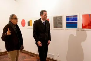 El artista y curador Luiz Dolino recorre la muestra con el embajador de Brasil en la Agentina, Reinaldo José de Almeida Salgado