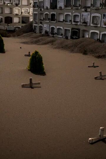 Las cenizas cubren las tumbas en el cementerio de La Palma
