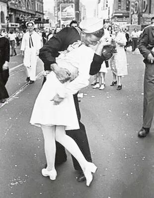 El beso del marinero a la enfermera en Times Square, una imagen que marcó el final de la guerra