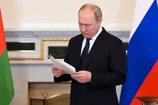 El presidente ruso Vladimir Putin lee un documento mientras espera a su homólogo bielorruso Alexander Lukashenko para un encuentro en San Petersburgo, Rusia, el sábado 25 de junio de 2022. (Maxim Blinov, Sputnik, Kremlin Pool Photo vía AP)